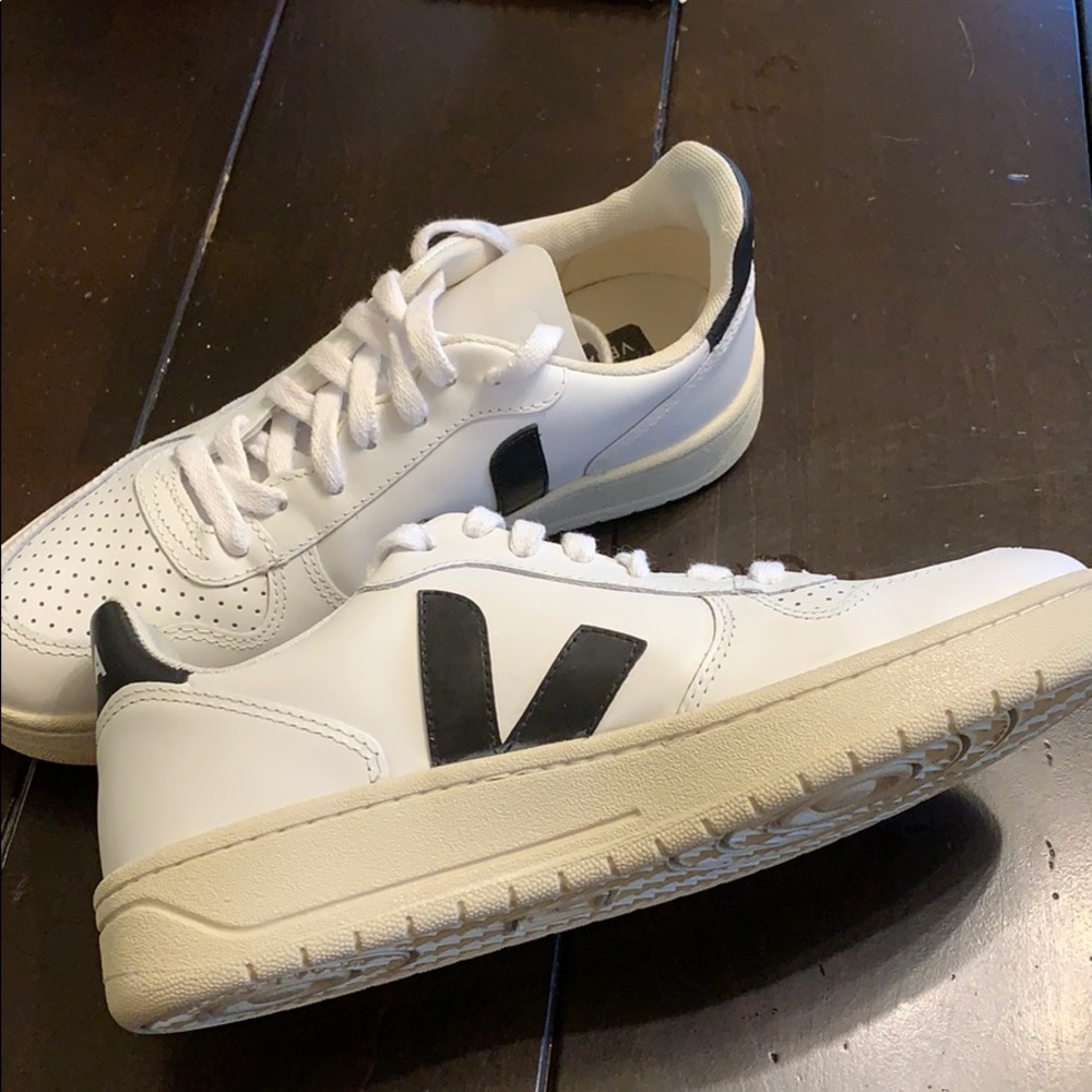Veja V-10 sneakers